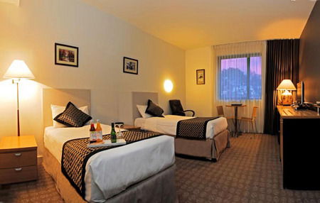 Golden Pebble Hotel - Surfers Paradise Gold Coast 3