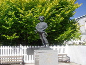 Alexander Cameron Statue - Surfers Paradise Gold Coast 0