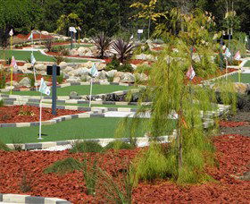 18 Hole Mini Golf - Club Husky - Surfers Paradise Gold Coast 0