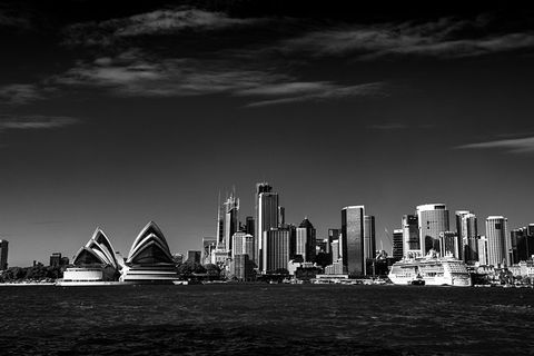 REGAL - Luxury Airport Round Trip, Bespoke Premium Transfer And Tours - Surfers Paradise Gold Coast 1