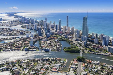 Gold Coast Airport Transfers : Airport OOL To Gold Coast City In Luxury Car - Surfers Paradise Gold Coast 4