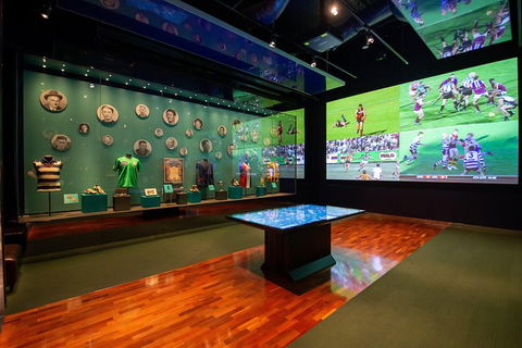 Ultimate Sports Lovers Bus Tour Of Melbourne - Surfers Paradise Gold Coast 4