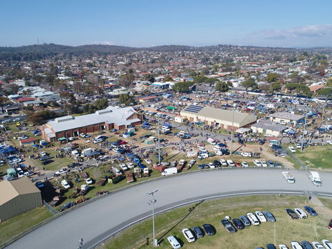 Wagga Swap Meet Run By  Classic And Historic Automobile Club Of Australia - Wagga Wagga Region - Surfers Paradise Gold Coast 0