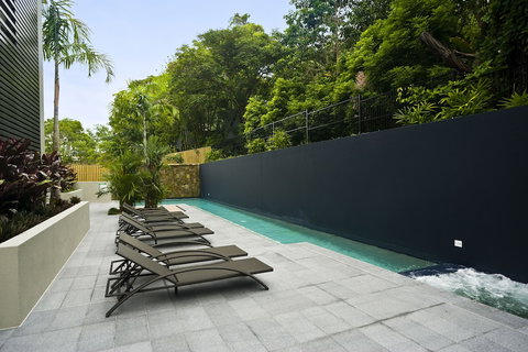 Coconut Grove - Surfers Paradise Gold Coast 4