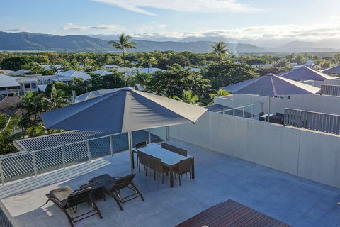 Coconut Grove - Surfers Paradise Gold Coast 2