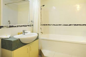 At Whitsunday Vista Holiday Apartments - Surfers Paradise Gold Coast 3