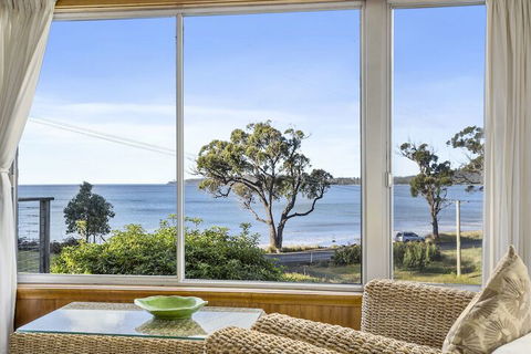 Summertime Beach Cottage - Surfers Paradise Gold Coast 1