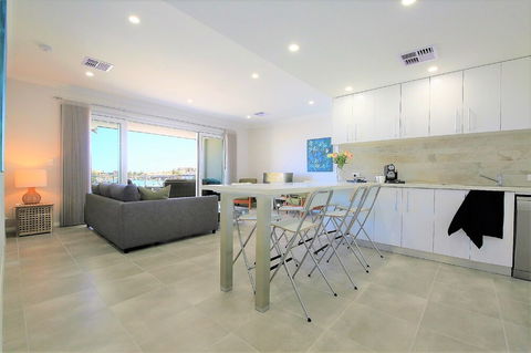 Harbour Views At Mindarie Marina - Surfers Paradise Gold Coast 4