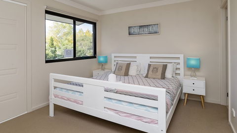 Khione 1 - Modern & Spacious With Views Towards Lake Jindabyne & The Mountains Beyond - Surfers Paradise Gold Coast 0