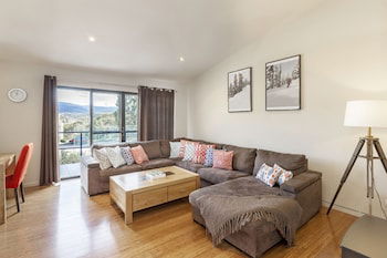 Khione 1 - Modern & Spacious With Views Towards Lake Jindabyne & The Mountains Beyond - Surfers Paradise Gold Coast 2
