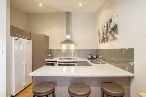 Khione 1 - Modern & Spacious With Views Towards Lake Jindabyne & The Mountains Beyond - Surfers Paradise Gold Coast 4