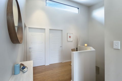 Khione 1 - Modern & Spacious With Views Towards Lake Jindabyne & The Mountains Beyond - Surfers Paradise Gold Coast 5