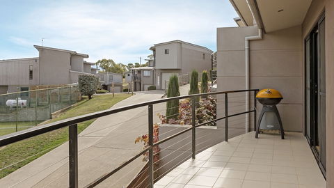 Khione 1 - Modern & Spacious With Views Towards Lake Jindabyne & The Mountains Beyond - Surfers Paradise Gold Coast 1