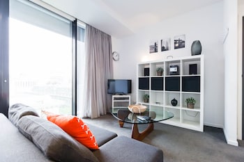 ROBYN, 1BDR Melbourne Apartment - Surfers Paradise Gold Coast 0