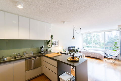 ISAAC, 1BDR South Melbourne Apartment - Surfers Paradise Gold Coast 1