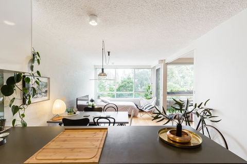 ISAAC, 1BDR South Melbourne Apartment - Surfers Paradise Gold Coast 2