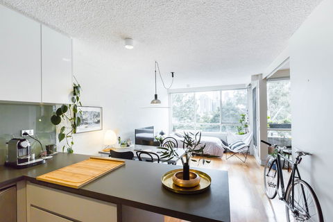ISAAC, 1BDR South Melbourne Apartment - Surfers Paradise Gold Coast 4