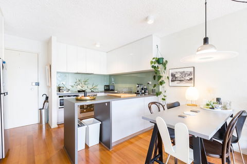 ISAAC, 1BDR South Melbourne Apartment - Surfers Paradise Gold Coast 5