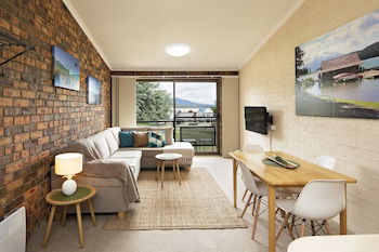 Ellswood 9 In Central Jindabyne - Surfers Paradise Gold Coast 0