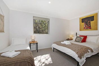 Cedar 6 - Fully Renovated Apartment - Surfers Paradise Gold Coast 2