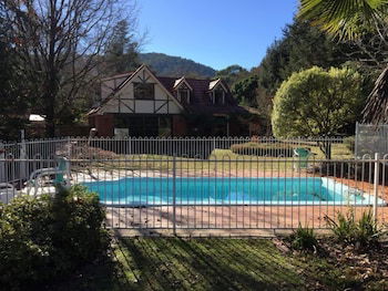 Tudor House - Large Family Home - Surfers Paradise Gold Coast 1