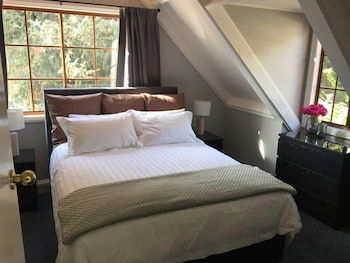 Tudor House - Large Family Home - Surfers Paradise Gold Coast 2