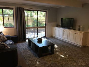 Tudor House - Large Family Home - Surfers Paradise Gold Coast 4
