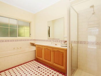Alpine Mist - Spacious 5 Bedroom Home - Surfers Paradise Gold Coast 6