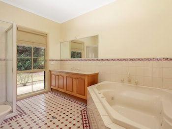 Alpine Mist - Spacious 5 Bedroom Home - Surfers Paradise Gold Coast 5