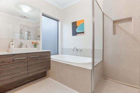 Lakeside Retreat & Business - Surfers Paradise Gold Coast 6