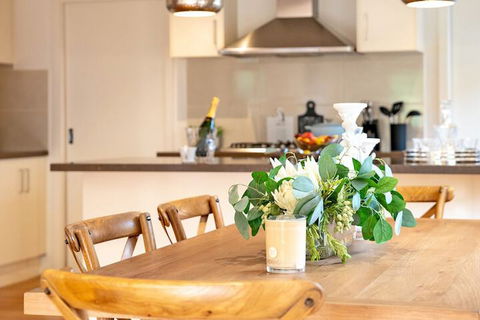 AUJOY 4 Bed Townhouse Glen Waverley - Surfers Paradise Gold Coast 4