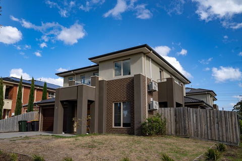AUJOY 4 Bed Townhouse Glen Waverley - Surfers Paradise Gold Coast 1