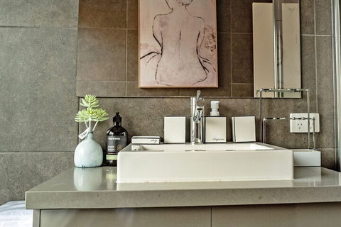 AUJOY 4 Bed Townhouse Glen Waverley - Surfers Paradise Gold Coast 2