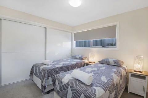 T-Bar On Twynam - Surfers Paradise Gold Coast 2