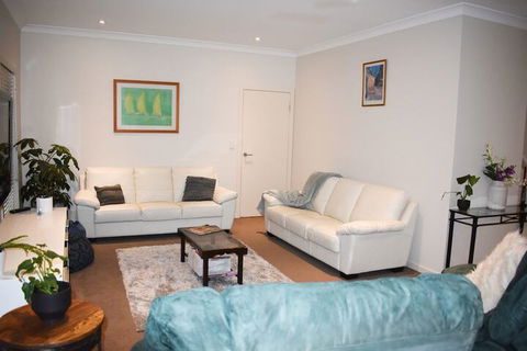 Large House With Pool - Surfers Paradise Gold Coast 3
