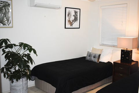 Large House With Pool - Surfers Paradise Gold Coast 6