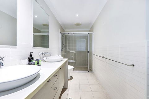 Large House With Pool - Surfers Paradise Gold Coast 4