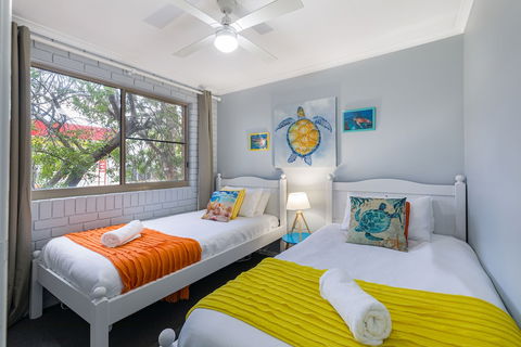 Family, Romance, Fun On Kings Beach - Surfers Paradise Gold Coast 1