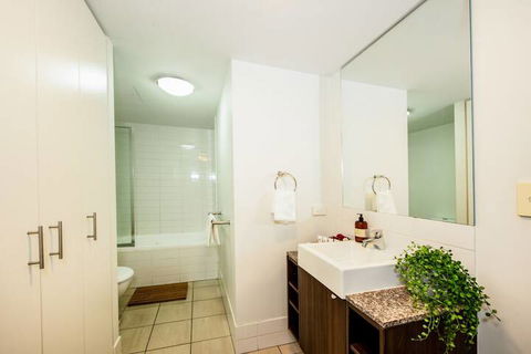 CBD African Charm, Story Bridge & River Views - Surfers Paradise Gold Coast 2