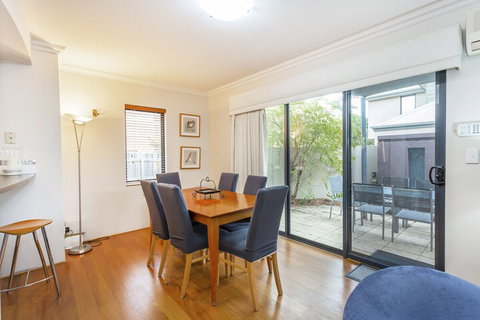 Coode Street Townhouse - Surfers Paradise Gold Coast 6
