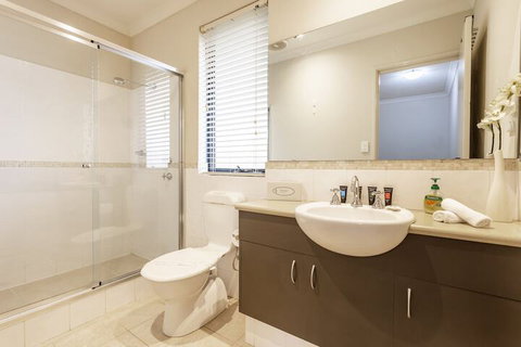 Coode Street Townhouse - Surfers Paradise Gold Coast 2