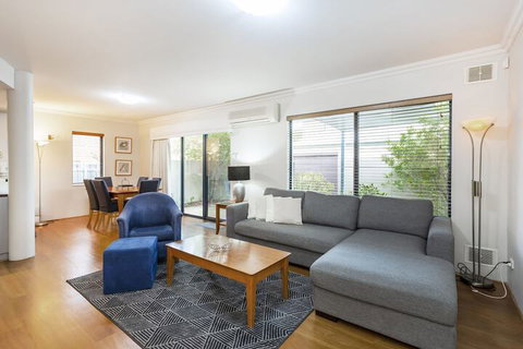 Coode Street Townhouse - Surfers Paradise Gold Coast 4
