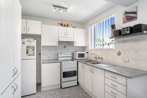 Sunset Court Unit 1 / 3 Resthaven Avenue - Surfers Paradise Gold Coast 6