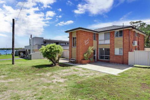 Sunset Court Unit 1 / 3 Resthaven Avenue - Surfers Paradise Gold Coast 2