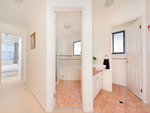 Portovenere Fishermans Bay - Surfers Paradise Gold Coast 6
