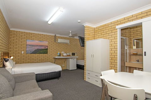 Coast Inn Motel - Surfers Paradise Gold Coast 7