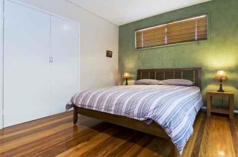 Chriscross Retreat 9 Cross Street - Surfers Paradise Gold Coast 2