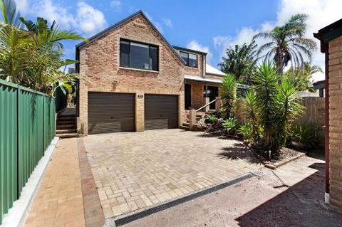 Salt Wood Cabin Style Retreat - Surfers Paradise Gold Coast 1