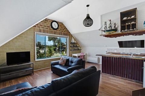 Salt Wood Cabin Style Retreat - Surfers Paradise Gold Coast 3