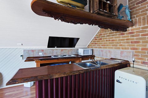 Salt Wood Cabin Style Retreat - Surfers Paradise Gold Coast 4